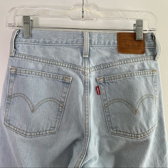 LEVIS Light Wash Wedgie Straight Fit Denim Jeans Distressed Hem Size 24 - Picture 4 of 7